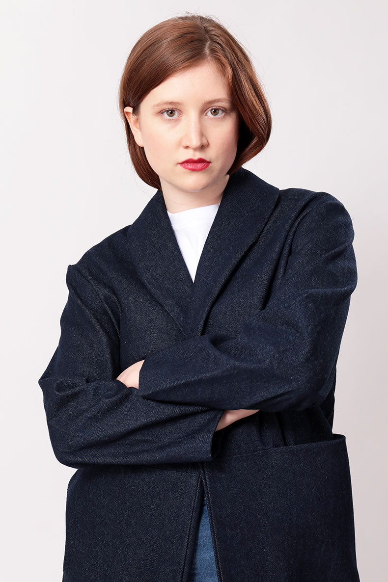 Nahaufnahme einer Frau welche einen Blauen Mantel trägt