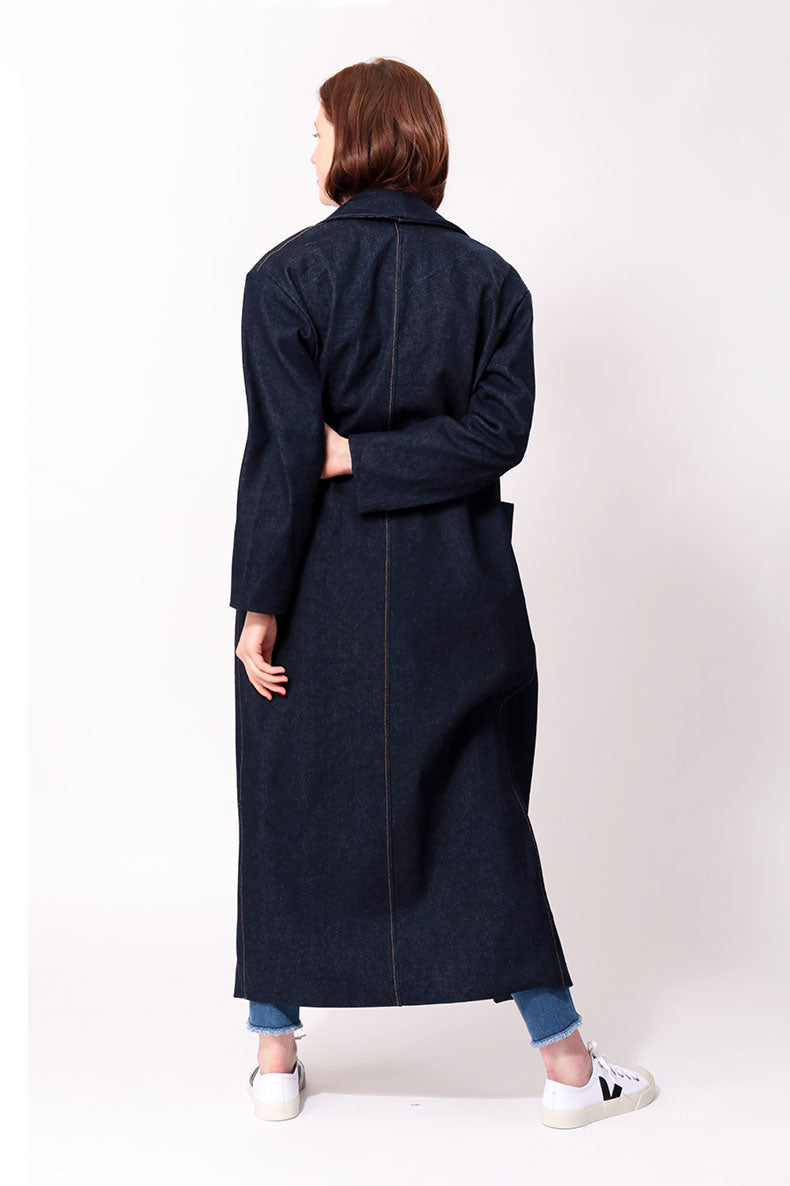 Rückansicht einer Dame welche einen dunkelblauen Mantel trägt