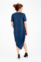 Eine Frau präsentiert ihr selbst genähtes blaues Kleid