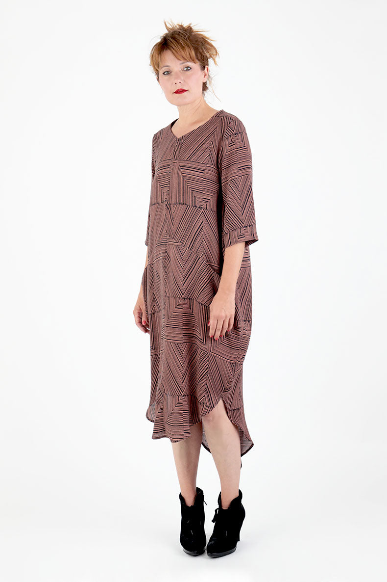 eine Frau steht leicht schräg und trägt ein selbst genähtes Kleid