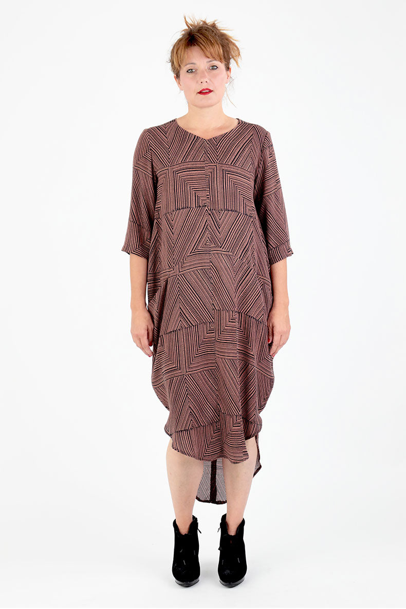 Eine Frau kuckt in ihrem selbst genähten Cocoon Kleid in die Kamera