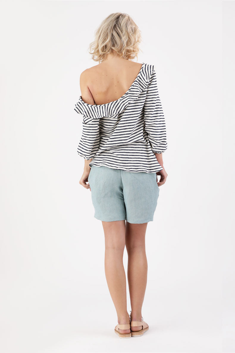 Die rücken Ansicht einer Frau welche lockere kurze Shorts trägt