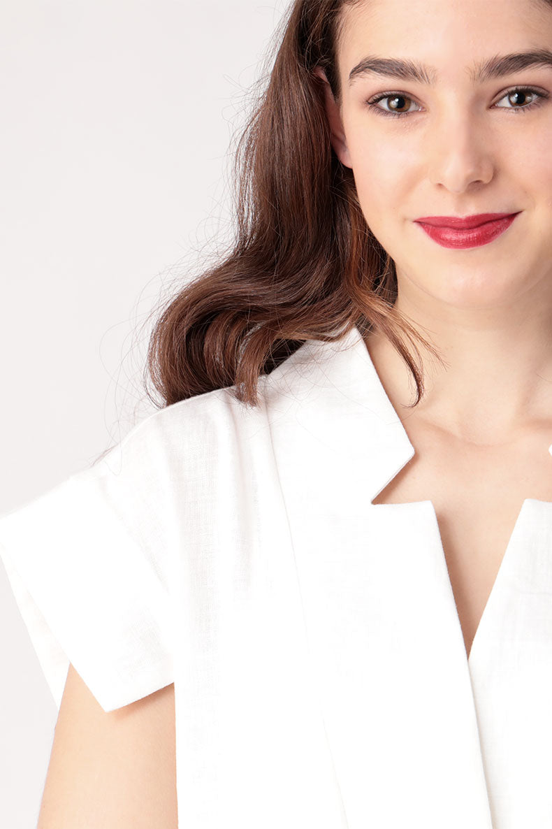 Nahaufnahme einer lächelnden Frau welche in ein selbst genähtes Kleid gekleidet ist
