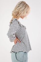 Nahansicht einer Frau welche ein gestreiftes Shirt trägt