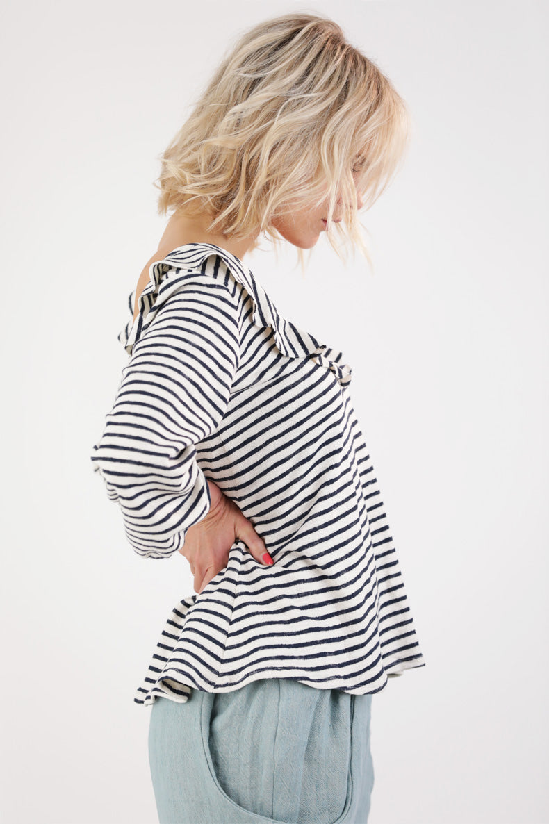 Nahansicht einer Frau welche ein gestreiftes Shirt trägt