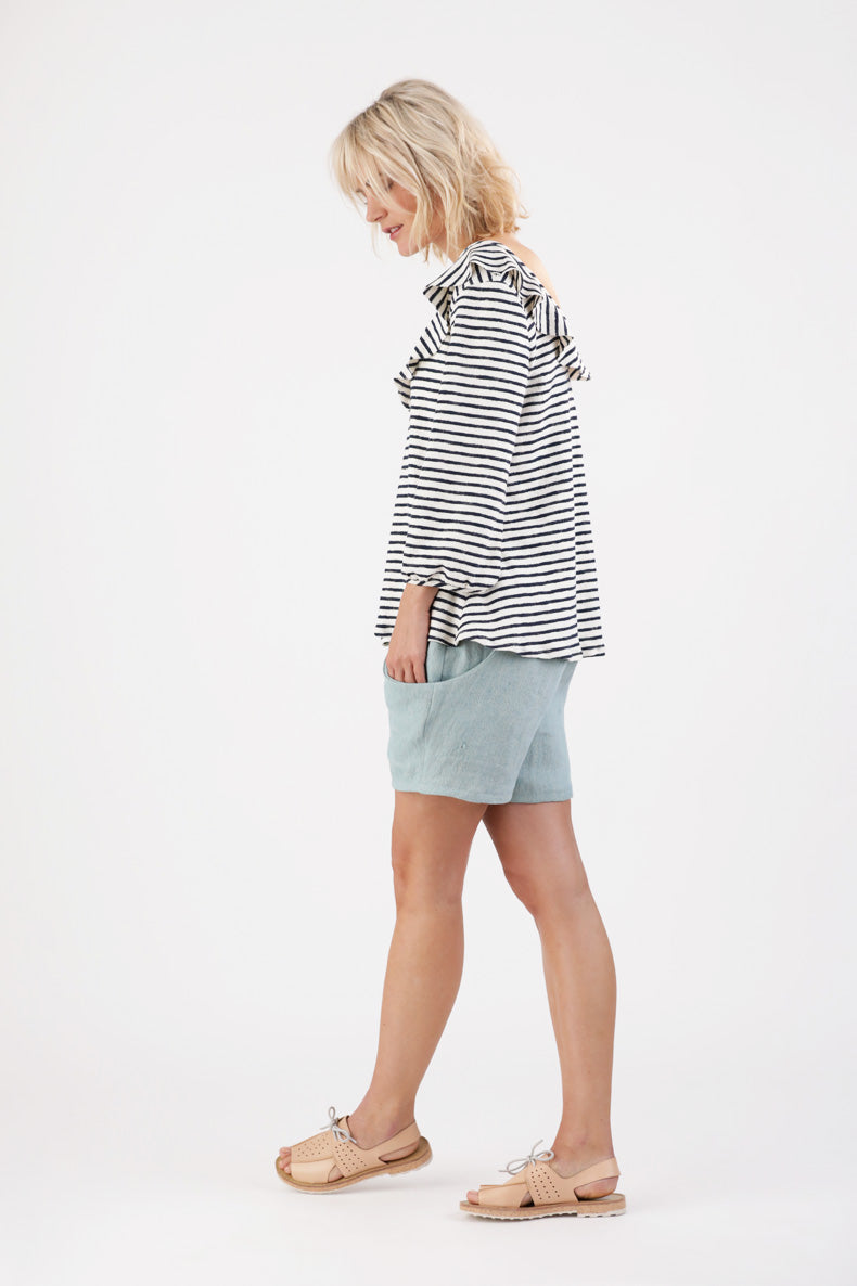 eine Frau posiert in ihrem gestreiften Shirt