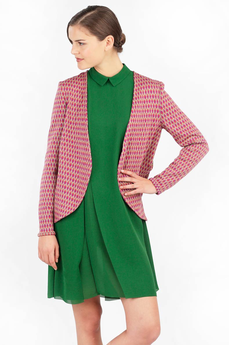 eine Frau trägt einen geöffneten Cardigan