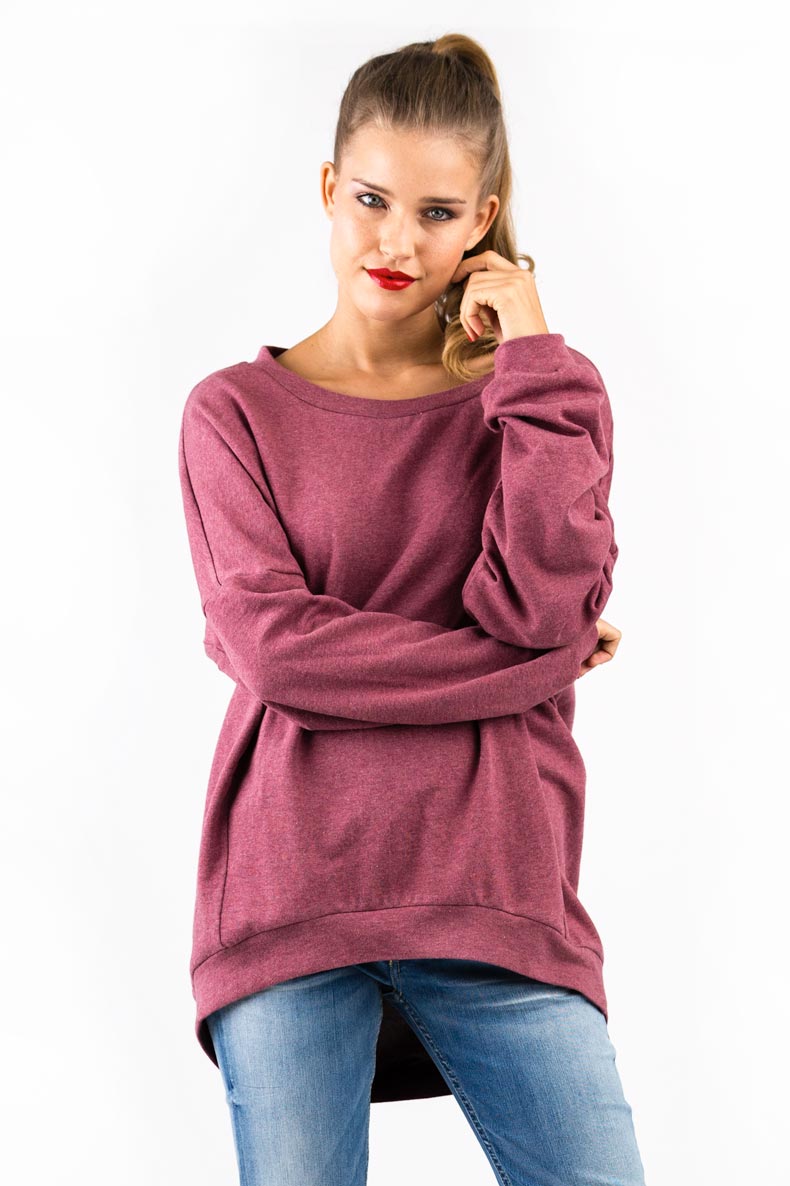 eine frau mit langen Haaren posiert in ihrem selbst genähtem oversized Shirt vor einer weißen Wand