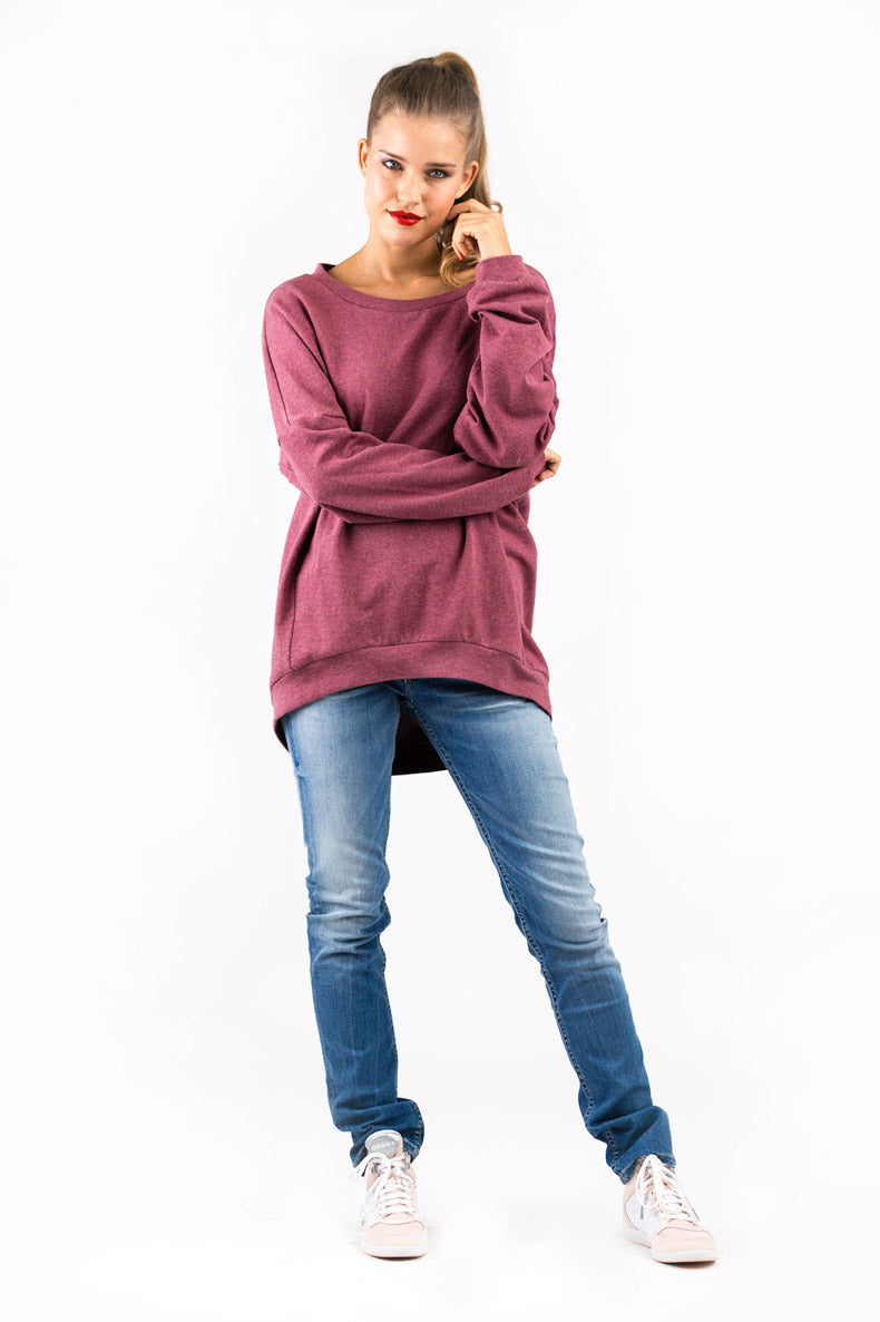 vor einem weißen Hintergrund posiert eine Dame in ihrem selbst genähten oversized Shirt