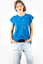 eine Frau mit Händen in den Taschen ihrer Jeans präsentiert stolz ihr selbst genähtes Shirt